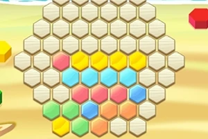 Hatszögletű rács színes hexagonális elemekkel, beleértve a sárga, kék, rózsaszín és zöld darabokat, egy homokos háttérrel