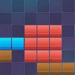 Színes, különböző alakzatokat formáló blokkok tetris-szerű elrendezésben egy kék háttéren