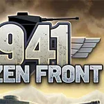 Nagy, fémes 1941 Frozen Front felirat szárnyakkal és tank árnyképpel a háttérben, barnás árnyalatú ég alatt
