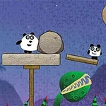 Két rajzfilm panda egyensúlyoz fatáblákon egy lila háttér előtt, egyikük egy léghajó kosárban van
