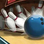 Kék bowlinggolyó gurul, és feldönti a fehér bowlingbábukat