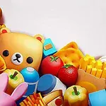 Játékos, színes tárgyak, például macik, nyuszi, sült krumpli, pizza és egyéb ételek gyűjteménye fehér háttéren