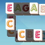 Egy világoskék háttér előtt egymásra helyezett viseltes, betűkkel ellátott téglalap alakú csempe formáció