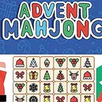 Két Mikulás figura egy adventi témájú mahjong tábla előtt, karácsonyi ikonokkal a háttérben