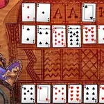 Kártyajáték táblára helyezett kártyalapok különböző színekben és értékekben egy fa mintás háttérrel