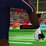 Egy amerikai focista rúg egy labdát a kapu felé egy stadion füves pályáján