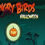 Sötét háttér előtt „Angry Birds Halloween” felirat, középen egy narancssárga tök „Play” gombbal, kísérteties háttérrel