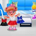 Kicsi lány rózsaszín szemüvegben piros szoknyát viselve ruhákat tart a kezében egy modern nappaliban