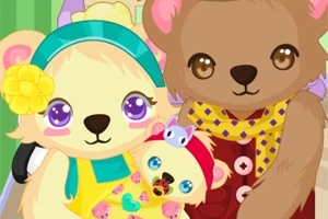 Két rajzfilmszerű, színes ruhákba öltözött mackó plüssállat tart egy kisebb mackót, virág mintával a háttérben