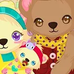 Két rajzfilmszerű, színes ruhákba öltözött mackó plüssállat tart egy kisebb mackót, virág mintával a háttérben