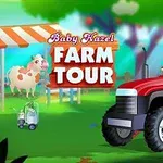 Egy piros traktoron két ember ül mosollyal, miközben egy tehén és egy farm táblája látható a háttérben
