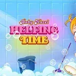Egy kisgyerek mosogat és mosolyog rózsaszínű HELPING TIME felirat mellett, a háttérben kék csempe és szappanbuborékok láthatók