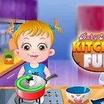 Egy kisgyerek kék ruhában a konyhában áll, és főz, mellette edények és tányérok láthatók, háttérben pedig színes konyhai elemek