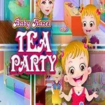 Egy szőke hajú kislány mosolyogva áll a szoba közepén, körülötte pedig egy teaparti jelenetei láthatóak