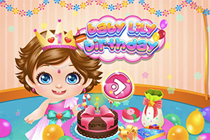 Egy kisgyermek koronával egy születésnapi torta előtt ül, körülötte színes lufikkal és ajándékokkal, háttérben baby lily birthday felirat