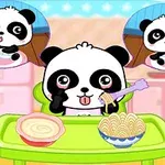 Rajzolt panda ül egy asztalnál, tésztát eszik zöld tálcáról, miközben két gondolatbuborék jelenik meg felette különböző tevékenységekkel