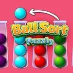 Színes golyók különböző kémcsövekben, rózsaszín háttérrel és Ball Sort Puzzle felirattal