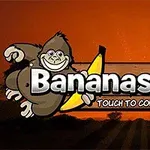 Egy mosolygós majom egy banánnal áll egy Bananas Joe feliratú táblán egy narancs háttér előtt