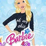 Szőke hajú nő mosolyog, fekete pulóverben oh my chic felirattal, világoskék háttér előtt, alul Barbie felirat és sminkes elemek