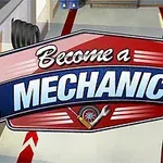 Egy rajzolt, szőke férfi figura és egy Become a Mechanic felirat egy garázs háttérrel