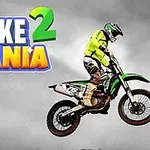 Egy motoros ugratása egy zöld terepmotorral szürke háttér előtt, a képen a Bike Mania 2 szöveg látható