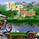 Egy motoros akadálypályán ugrik át hordókat és sziklákat háttérben zöld tájjal, Bike Mania felirattal