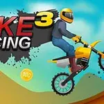 Egy motoros sárga motoron ugrik a levegőbe, miközben a háttérben hegyek és érmék láthatóak