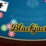 A kártyaasztalon különböző értékű zsetonok és egy ász kártya látható, középen a Blackjack szóval