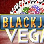 Kártyapakli és zsetonok egy Blackjack Vegas felirat előtt