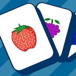 Három játékkártya gyümölcsökkel, egy eperrel, egy lila szőlőfürttel és egy kék bogyós gyümölccsel kék csíkozott háttéren