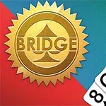 Arany színű BRIDGE embléma kártyalapokkal, köztük pikk, treff, kőr, és káró figurákkal piros és zöld háttér előtt