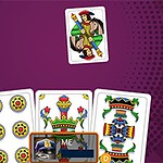 Kártyalapok lila háttérrel, köztük egy figura és több színes mintás kártya, valamint egy profilkép részlet