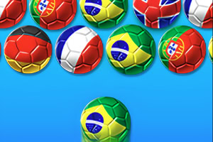 Zászlókkal díszített focilabdák kék háttér előtt, többek között portugál, német, brazil, francia és brit zászlóval