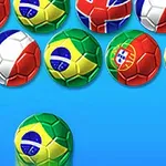 Zászlókkal díszített focilabdák kék háttér előtt, többek között portugál, német, brazil, francia és brit zászlóval