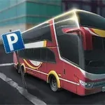 Egy piros emeletes busz parkol egy városi utcában, mellette kék P parkoló tábla