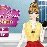 Egy szőke, kontyos nő sárga blúzban és piros szoknyában áll egy szobában, kezében fekete táskát tartva, mellette pedig rózsaszín táblán olvasható a Casual Dress Fashion felirat