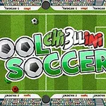 Zöld focipályára helyezett, színes golyókkal körülvett „Pool Soccer” felirat egy stadion közönsége előtt