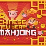 Disznó rajzfigura, aranytallérok, lótusz virágok és tüzijáték körítik a Chinese New Year Mahjong feliratot piros háttér előtt