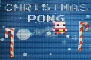 Pixelesített karácsonyi jelenet kék háttéren, ahol két piros-fehér cukorpálca között egy mikulás sapkás figura és egy fehér labda látható, a CHRISTMAS PONG felirattal a tetején
