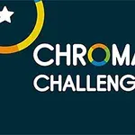 A Chroma Challenge felirat színes gyűrűkkel és csillagokkal sötét háttéren