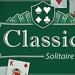Zöld háttérrel ellátott kártyajáték grafika, középen Classic Solitaire felirattal, körülötte játékos kártyák és szimbólumok