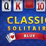 Kék háttér előtt sárga CLASSIC SOLITAIRE felirat, alatta piros szalagon BLUE szöveg, körülötte kártyalapokkal