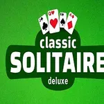 Zöld háttér előtt négy kártyalapot és a classic SOLITAIRE deluxe szöveget ábrázoló grafika