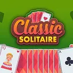 Kártyalapok piros hátlappal, király és dáma kártyaképekkel, zöld háttér előtt a Classic Solitaire felirattal
