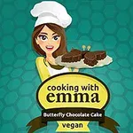 Fiatal nő szakácssapkában süteményeket tart egy tányéron kék háttér előtt, alatta cooking with emma felirat