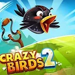 Rajzfilmstílusú madár repül egy csúzli mellett, miközben egy rózsaszín malac ijedten nézi egy zöld mezőn, kék ég háttérrel