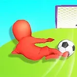 Egy narancssárga figura focilabdával csúszik a fűre egy kapu előtt, háttérben egy kisebb figura a kapu előtt áll