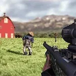 Egy mesterlövészpuskát tartó kéz, amely egy vidéki tájon, egy mező közepén célzást végez, háttérben egy piros pajta és egy szélmalom látható
