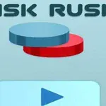 Két egymásra helyezett korong, egy kék és egy piros, felettük a DISK RUSH felirat, alattuk egy kék lejátszás gomb