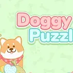 Két rajzolt kutya mosolyog, színes kekszekkel körülvéve, rózsaszín és kék Doggy Puzzle felirattal világoszöld háttér előtt
